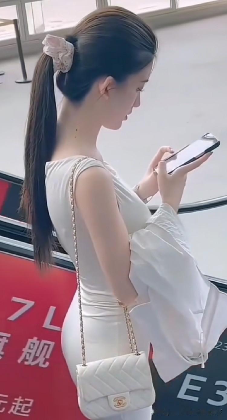 肉体追逐快感，向来随性而活；情爱编织美梦，活在自我想象；婚姻绑定身份，受制于人情