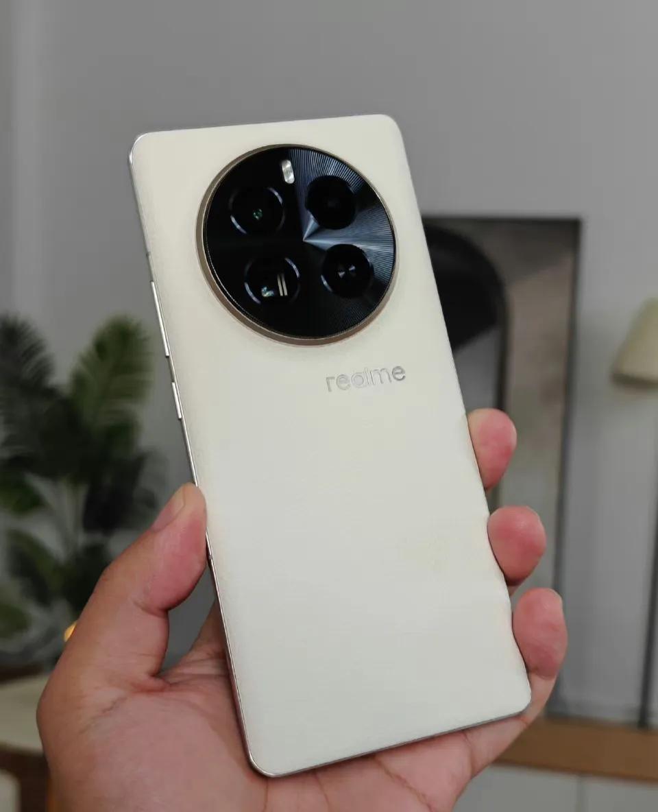 真我GT5pro这个机器用了半天，发现它严重“超纲”了：

最惊喜的是续航，新一