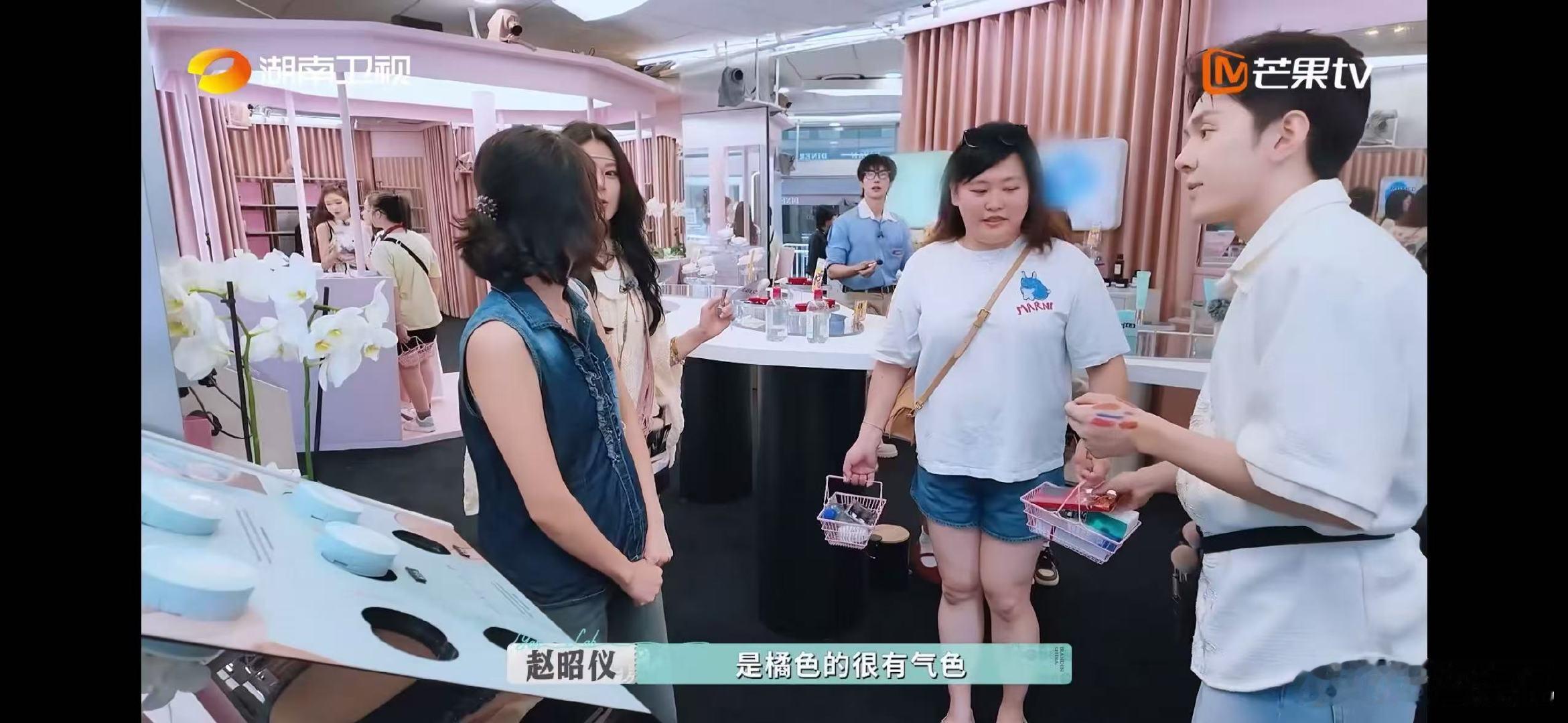 颜安闯进了化妆圈颜安闯进了化妆圈！《巴黎合伙人》里的业务拓展超给力，修容获顾客肯
