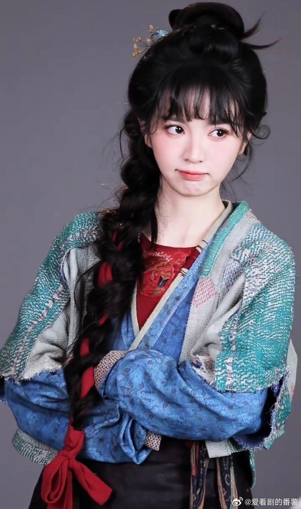 逐玉田曦薇的杀猪妹造型，人生角色+1！杀猪妹时期的造型真是每一套都美萌此女麻花辫