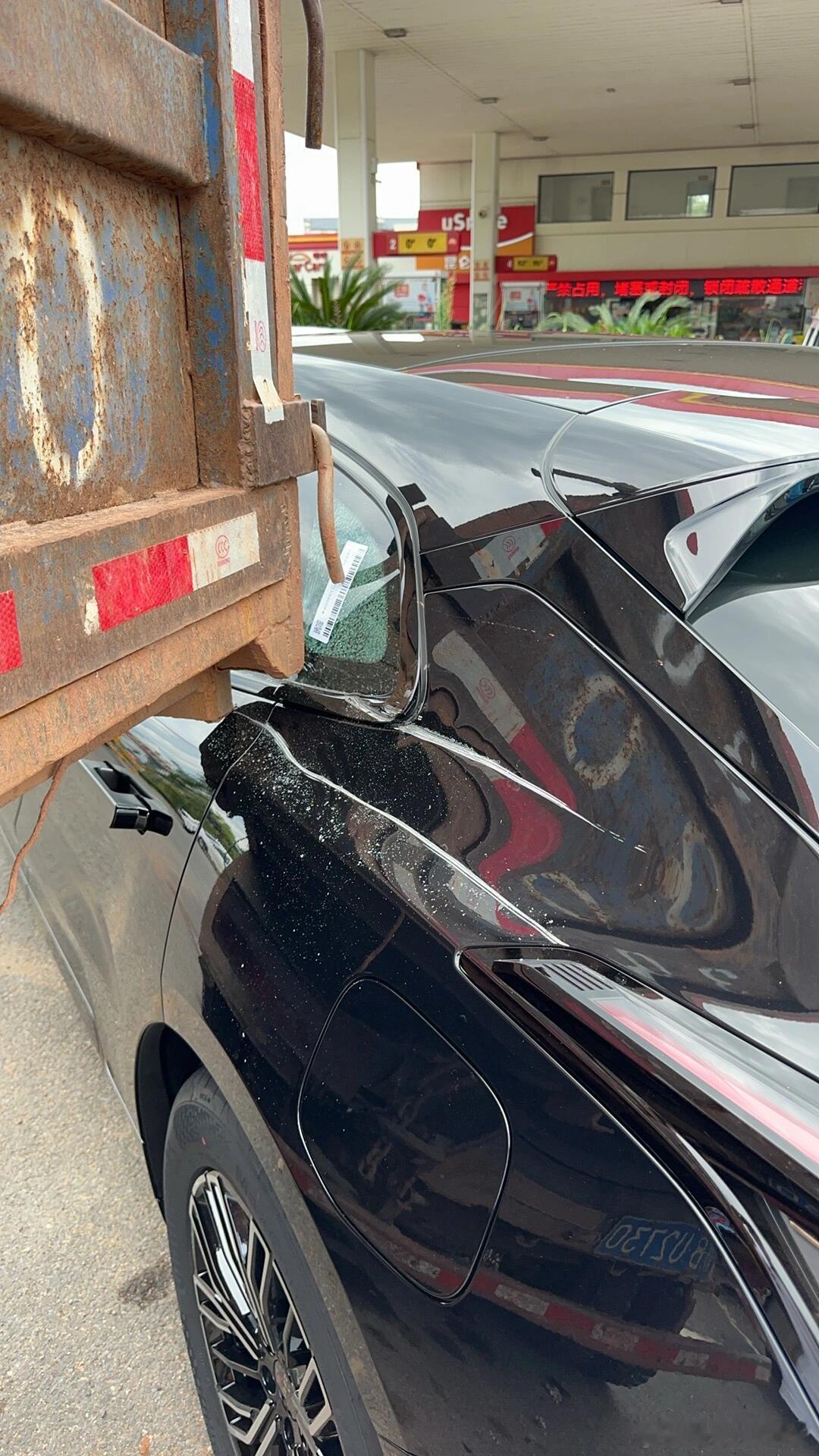 刚提的新车，忍不住试了一下自动泊车，结果...蹭到了卡车..在这么复杂的环境中测