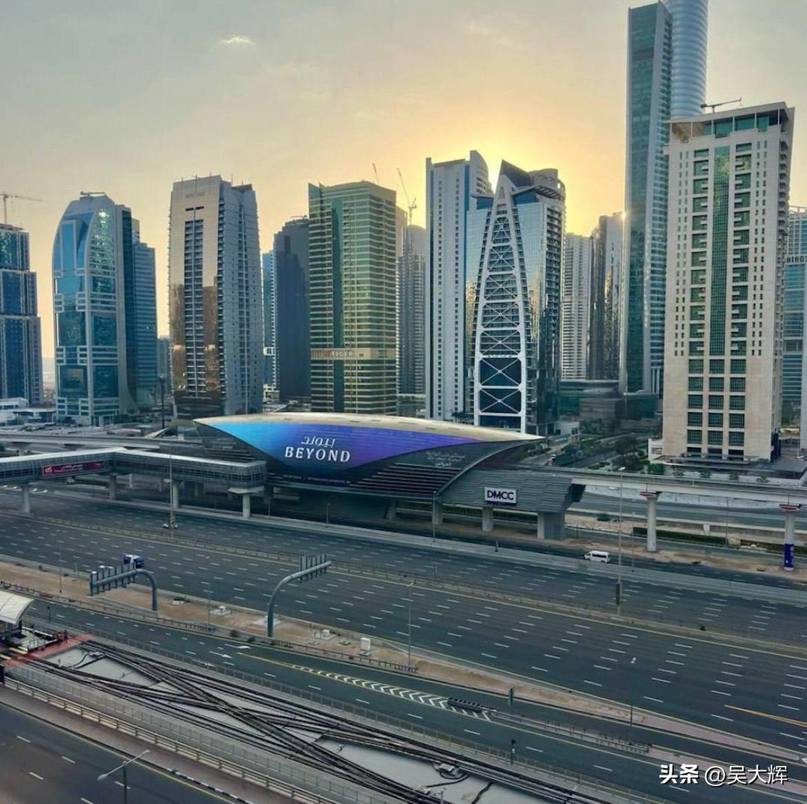 迪拜今天宛如一座空城。海滩关闭，棕榈岛禁止下海，酒店泳池空无一人。
目击者称，街