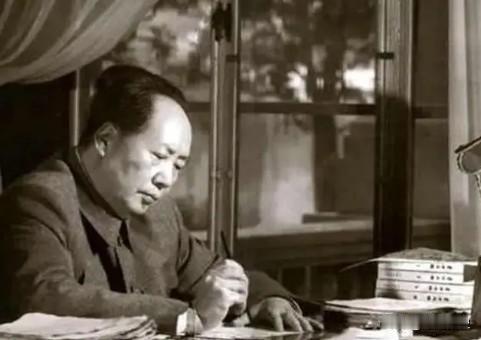 1957年，警卫员马武义从兜里掏出一个窝头递给毛主席，主席随手掰了一块放在嘴里，
