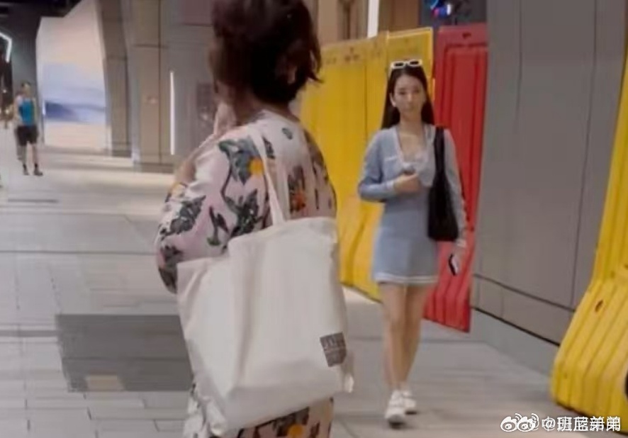 方媛带女儿逛街偶遇方媛带女儿逛街  近日，网友在香港偶遇带着女儿逛街，她和女儿穿