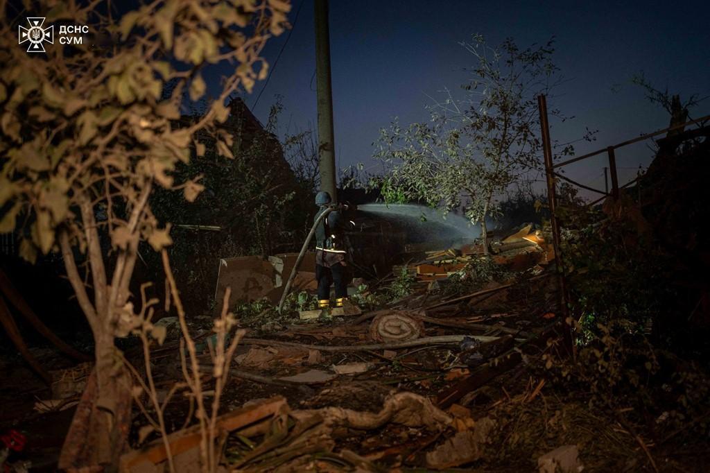 图片：一夜之间，俄罗斯在乌克兰苏梅地区的空袭造成至少两人死亡，另有四人受伤。
这