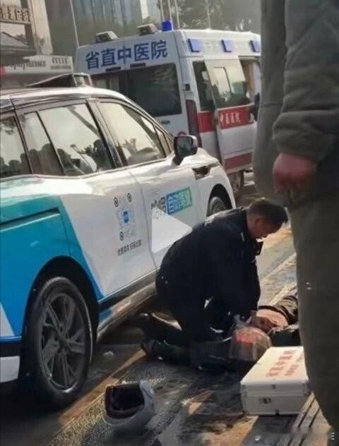 湖南株洲一无人驾驶网约车在斑马线撞倒路人。
12月6日，湖南株洲一辆哈啰无人驾驶