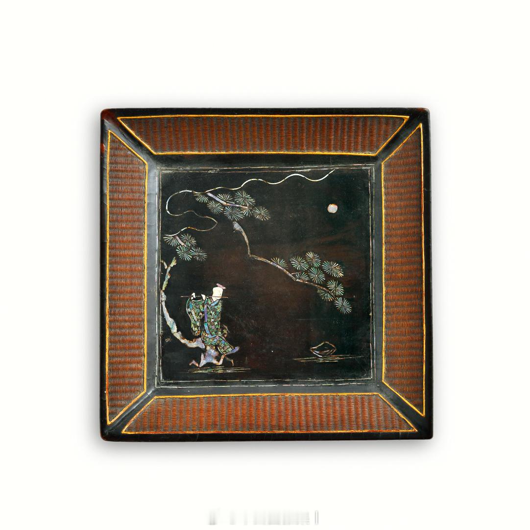 髹饰录 | 明 竹编黑漆嵌螺钿月下吹笛方盘尺寸：20.5*20.6*2.9 cm