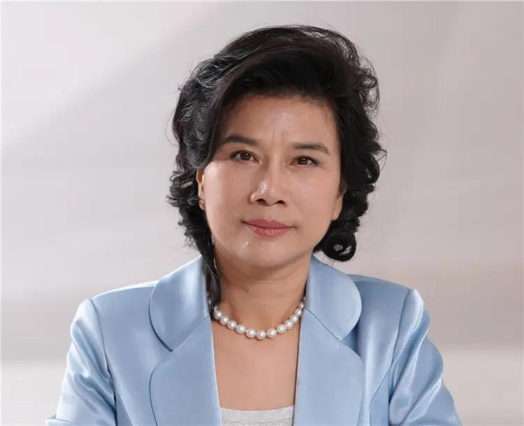 董明珠说“用一个星期，就发现自己漂亮了”。格力电器掌舵人董明珠女士，在河北石家庄