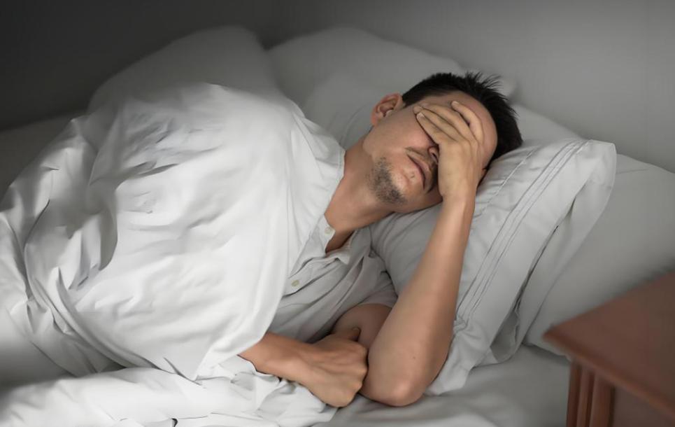 心脏有没有病，睡觉就知道？心脏不好的人，晚上睡觉一般有4异常

人躺下去了，心脏