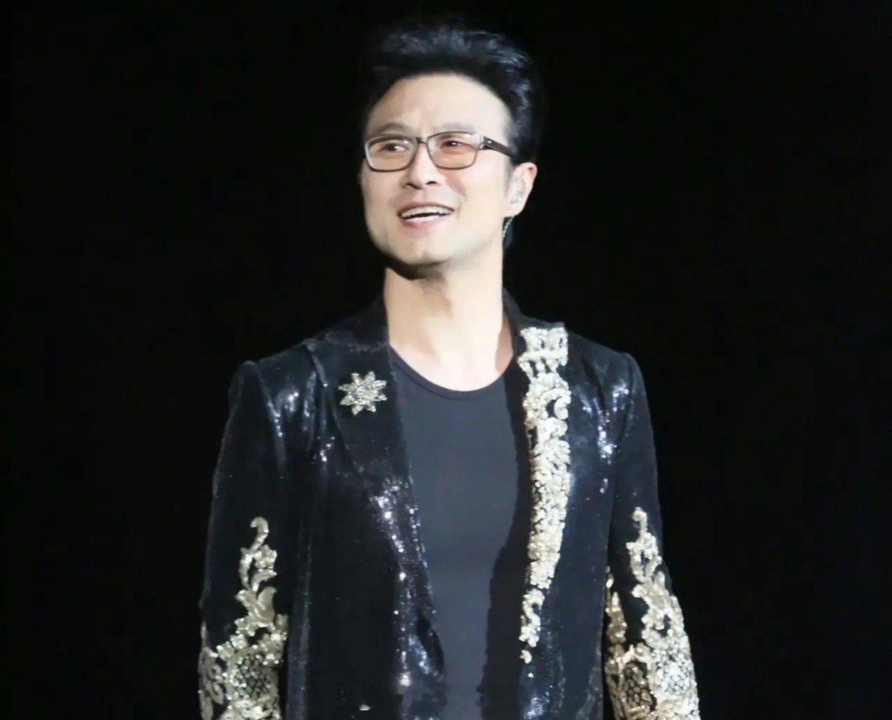 汪峰官宣和森林北的恋情，网友说，汪峰可以写一首专门的歌，演唱会表白，领证，结婚，