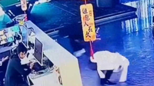 贵州铜仁，一家足浴店，一男一女两个人，消费了700多块钱，大概就是套餐加个钟，做