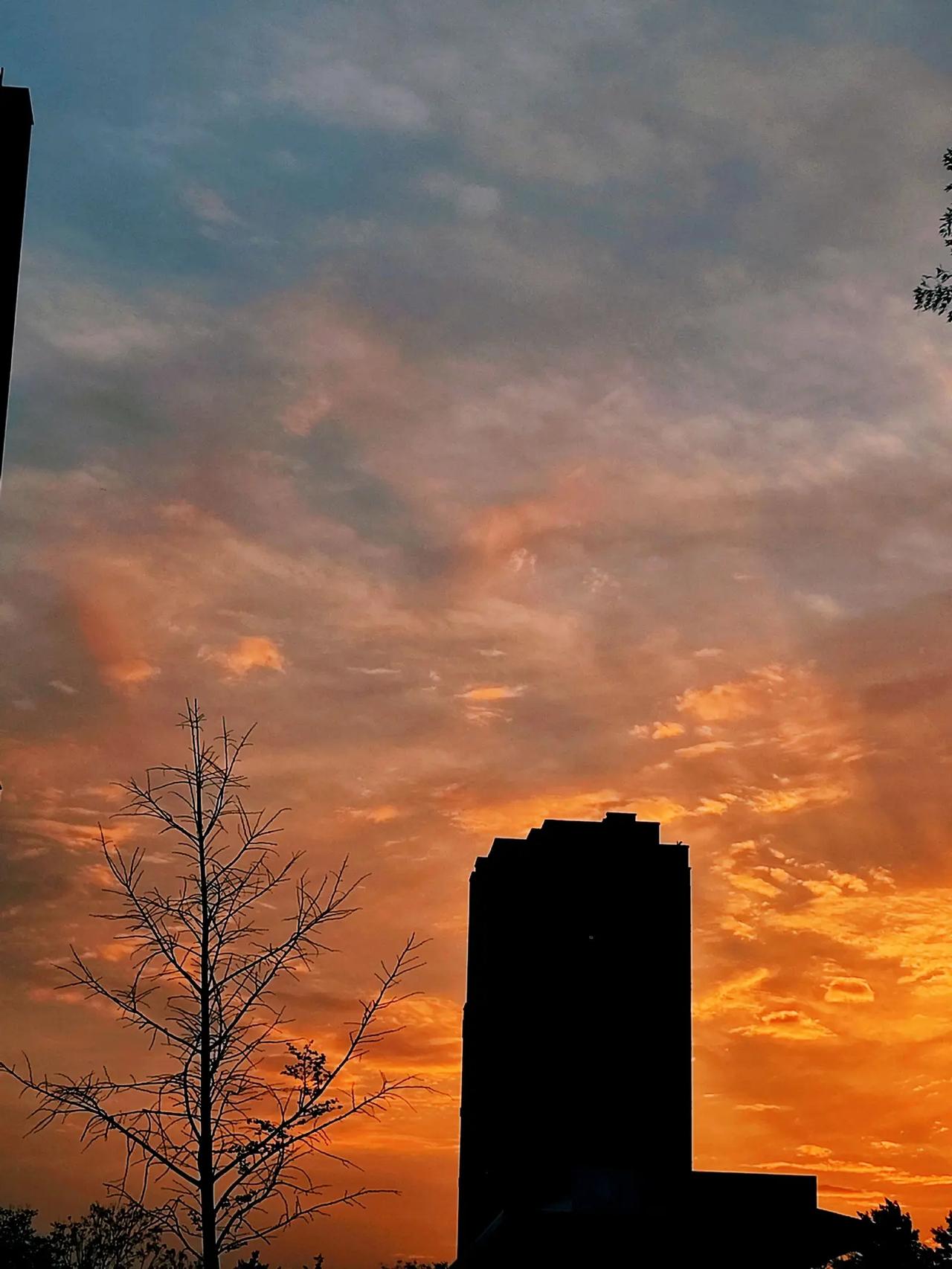 西安傍晚夕阳，城市黄昏。治愈系风景图 黄昏时分的城市天际线 城市破晓光影 晚霞点