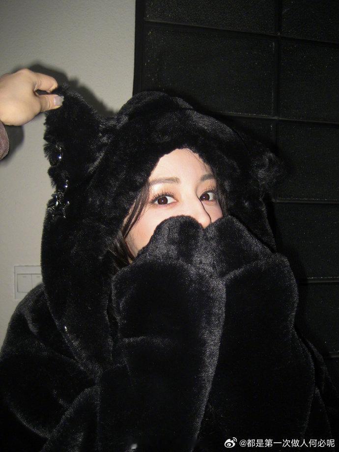 迪丽热巴毛绒绒返场 迪丽热巴黑毛绒猫耳造型 毛绒绒包裹下的神秘感，热巴拿捏得太到