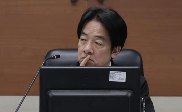 台当局迈出危险一步，居然公开向2000多万岛内民众承诺：“绝对不会向大陆投降”。