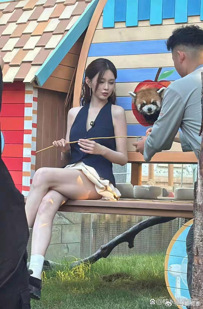 沈梦辰这腿真是把人看愣了，镜头里一伸出来，白得很扎眼，长得也利落。很多人第一反应