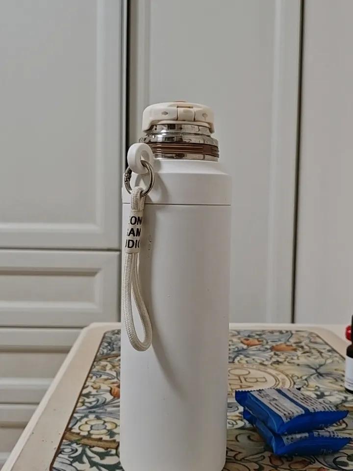 记录我的2026都说晚上喝茶会失眠，貌似我是个例外，睡前用焖烧杯焖上一杯茶，喝着