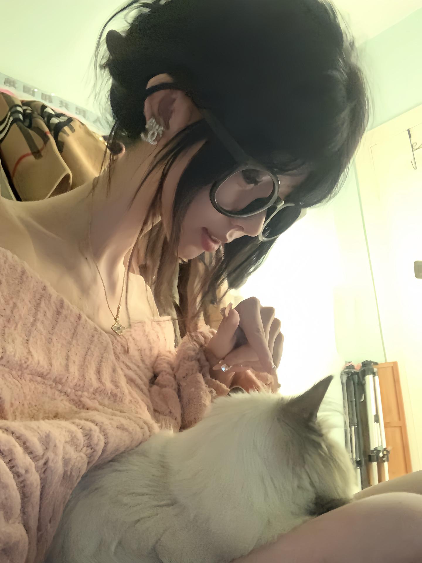 幸好没有一个人很爱我 这样我孤独的时候也不会太想一个人