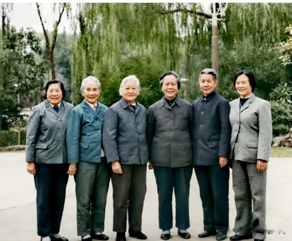 1984年，老革命家曾志同志与五位参加二万五千里长征的女红军的一张十分珍贵的合影