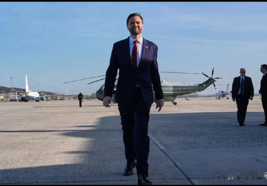 论出尔反尔，穆杰塔巴是特朗普的师傅！
美国两个航母舰队被牵制在印度洋和地中海动弹