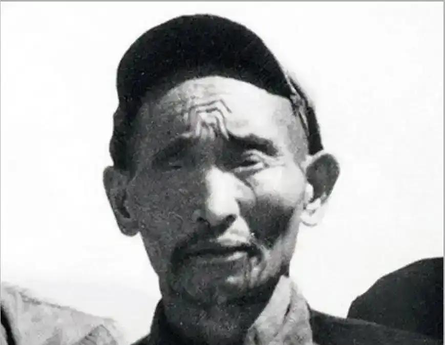 1952年，解放军在大凉山抓到一个独眼土匪，审讯后军区首长震惊：这不就是17年前
