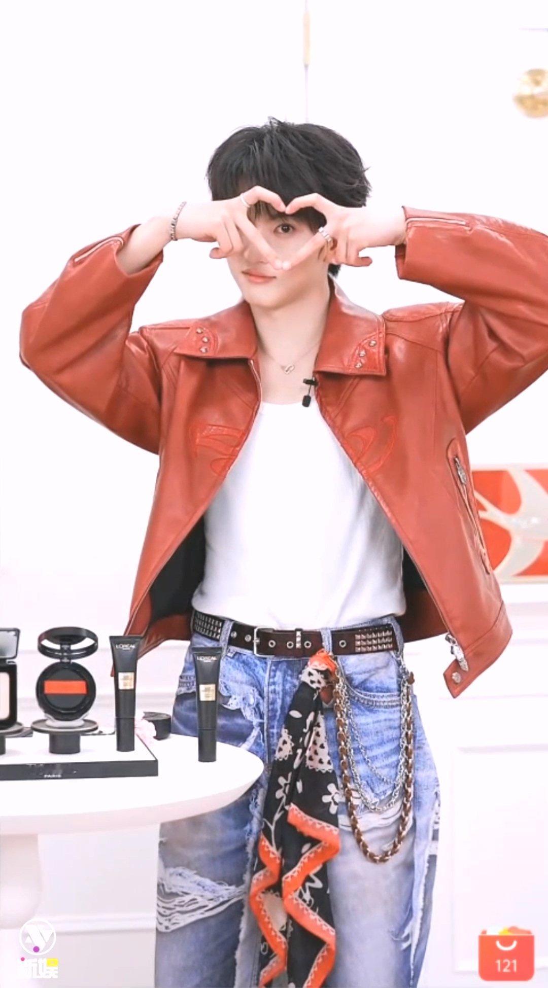 穆祉丞loveyousomuch手势舞穆祉丞跳了LOVEUSOMUCH穆祉丞直播