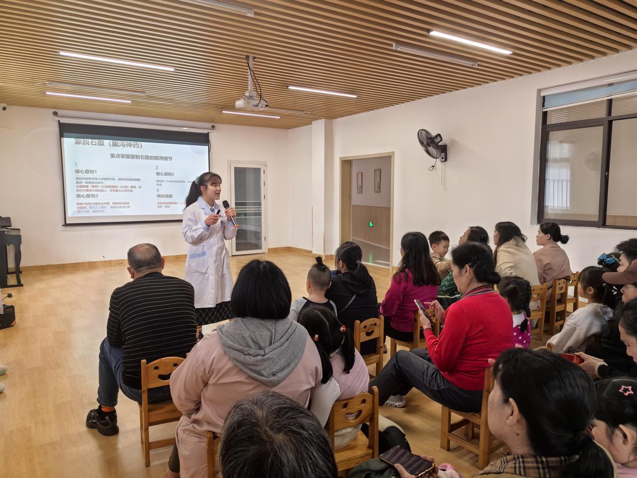 我会把复杂的用药规则，拆解成患者能听懂的大白话；把容易被忽视的服药细节，一遍遍强