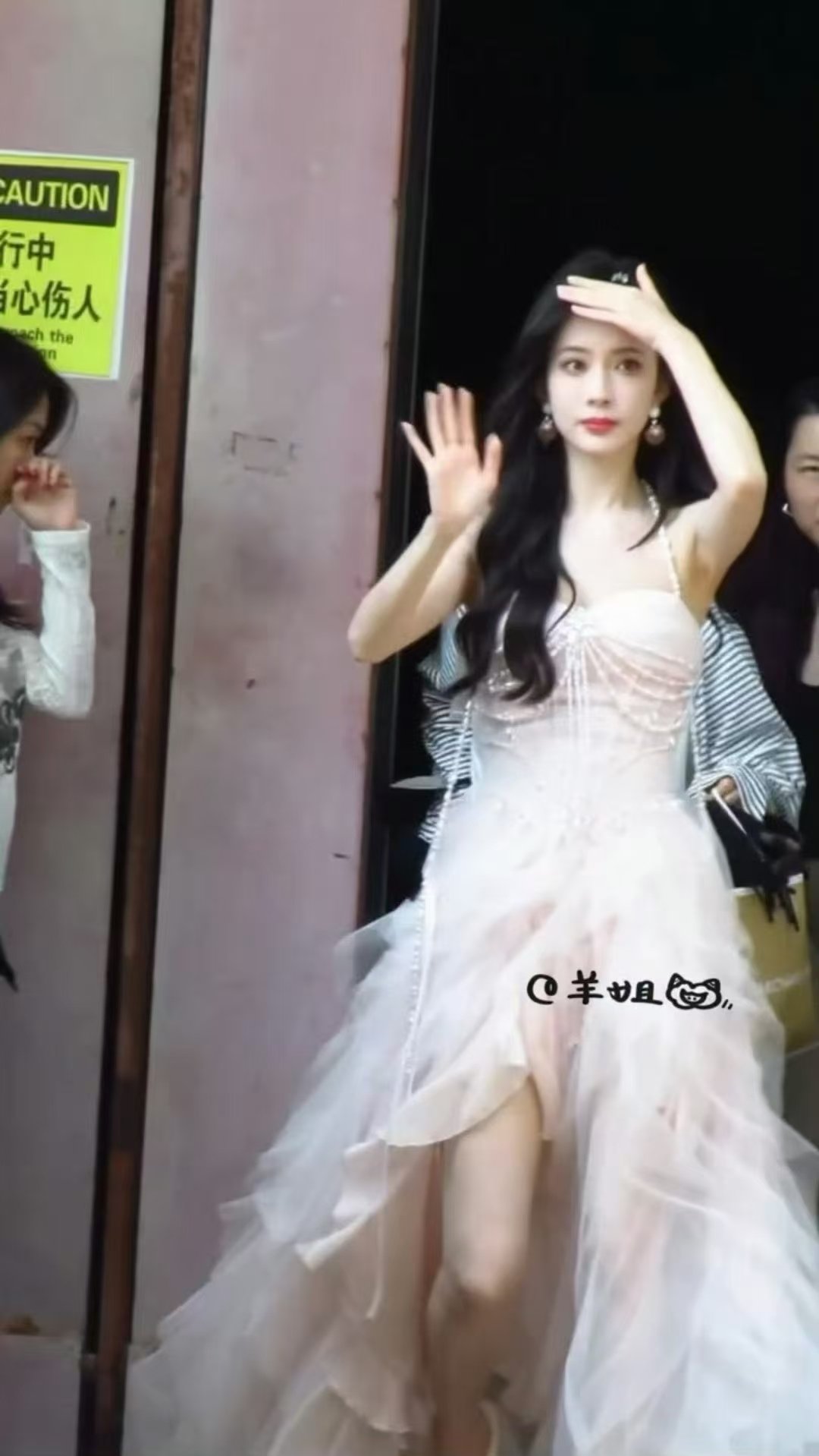 孟子义挂脖粉纱裙孟子义粉色挂脖纱裙 孟子义这件挂脖粉色纱裙完全公主来的 