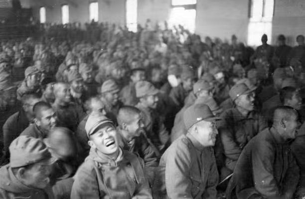 图一：1938年12月9日，汉口，日寇士兵笑着观看从日本派遣来的喜剧演员表演。