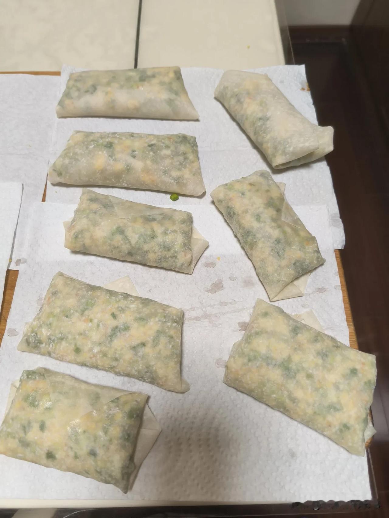 今晚做了炸春卷，用老爸给买的春卷皮，用蒜苗鸡蛋做馅，很简单好吃