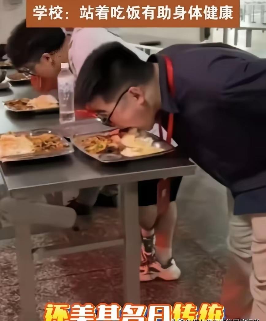 这回火的是聊城，火到了天边。
​万万没想到，
学生站着吃饭的视频一爆，网友直呼“