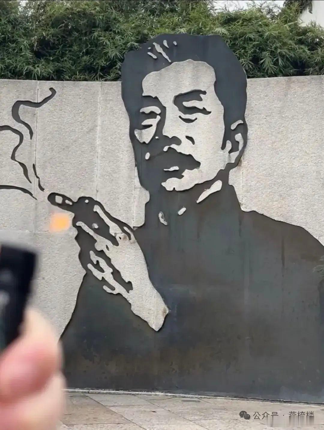 投诉鲁迅，是一种病！这是一张深入人心的鲁迅肖像照。鲁迅双指夹着烟，脑海里翻腾的却