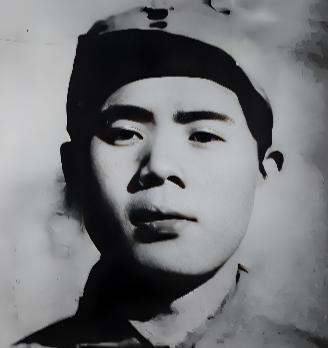 1942年春，五十多个中共的高级干部，困在甲山顶上，面对三千日军围攻，全军覆没，