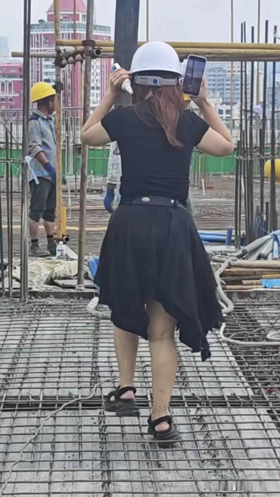 我记得穿凉鞋和裙子一般不允许上工地吧？