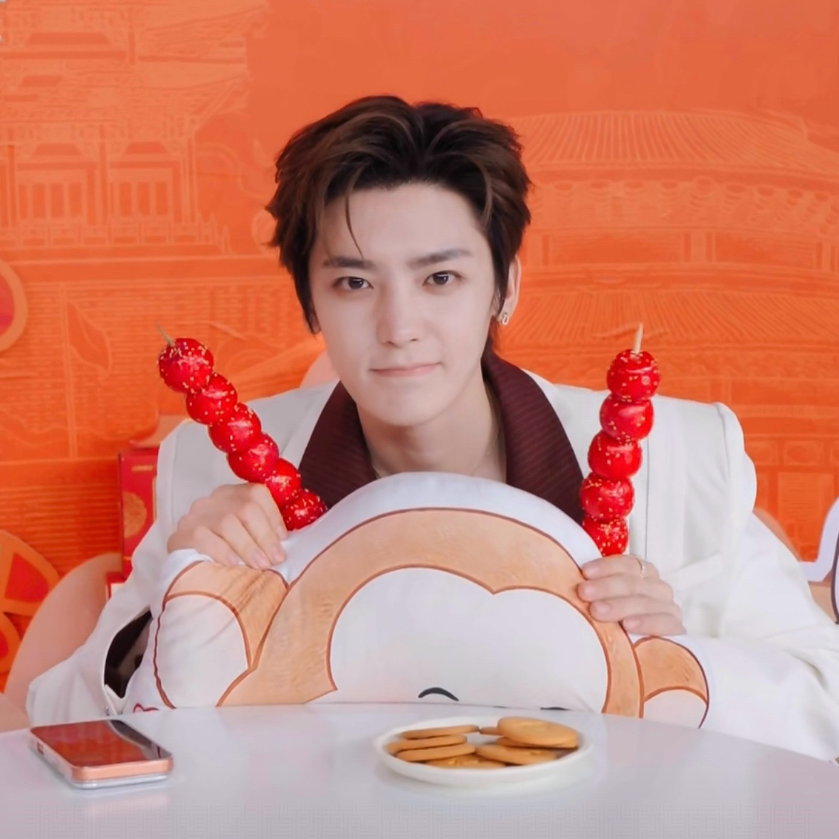 侯明昊 🥝 侯明昊江中猴姑品牌代言人 在直播间自己截图的小猫侯明昊的漂亮脸蛋