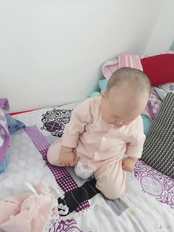 5个月宝宝近视1000度，这事儿听起来就离谱！现在电子产品普及，很多家长带娃时会