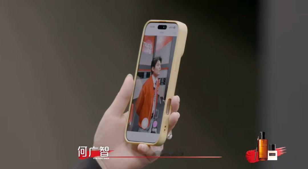 杜华问何广智比徐志胜帅吗艺笔封神杜华被何广智新造型惊艳，特意录制视频发给艺人老板