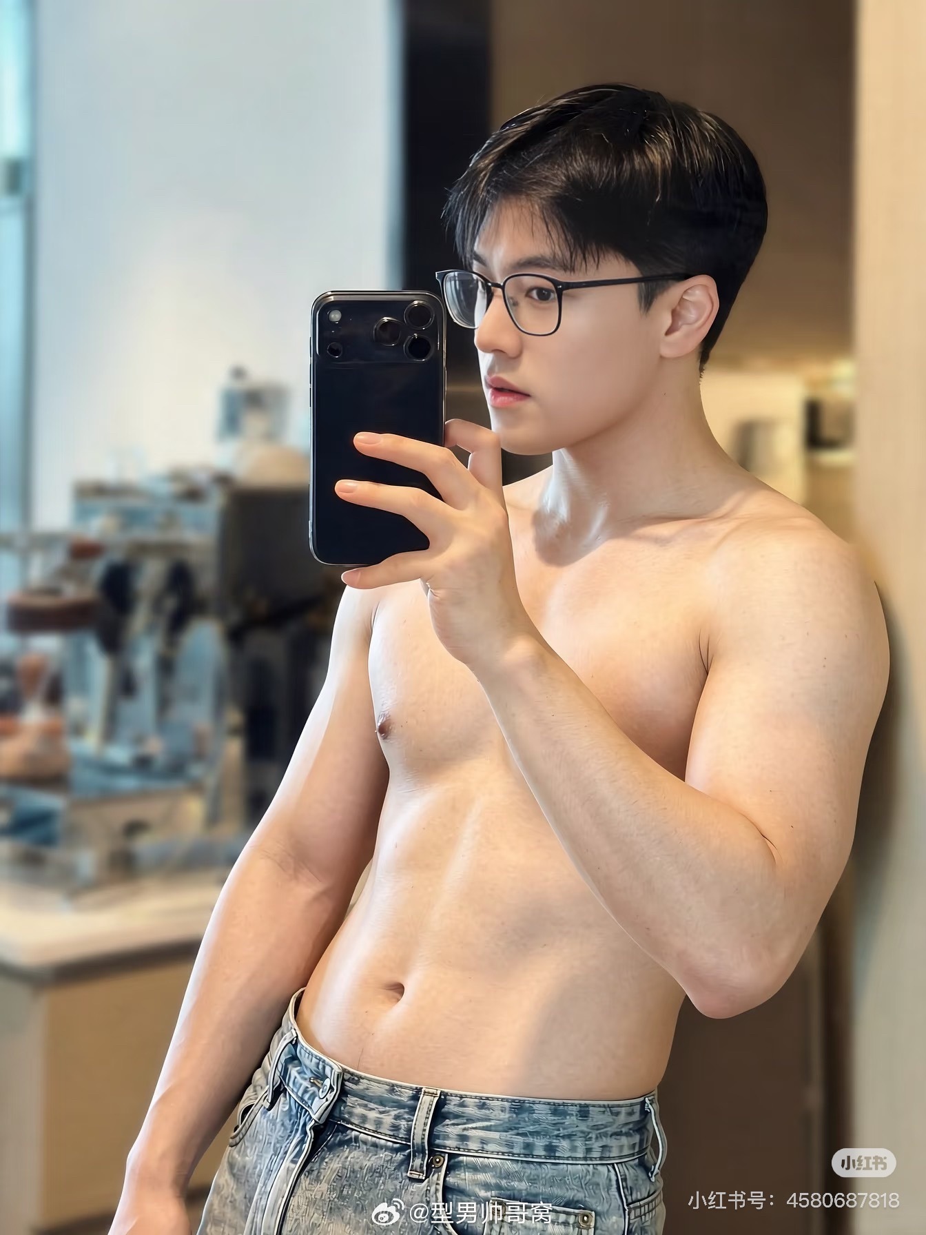 型男帅哥窝[超话]  肌肉型男，胸肌饱满，巧克力腹肌超棒……[good][给力]