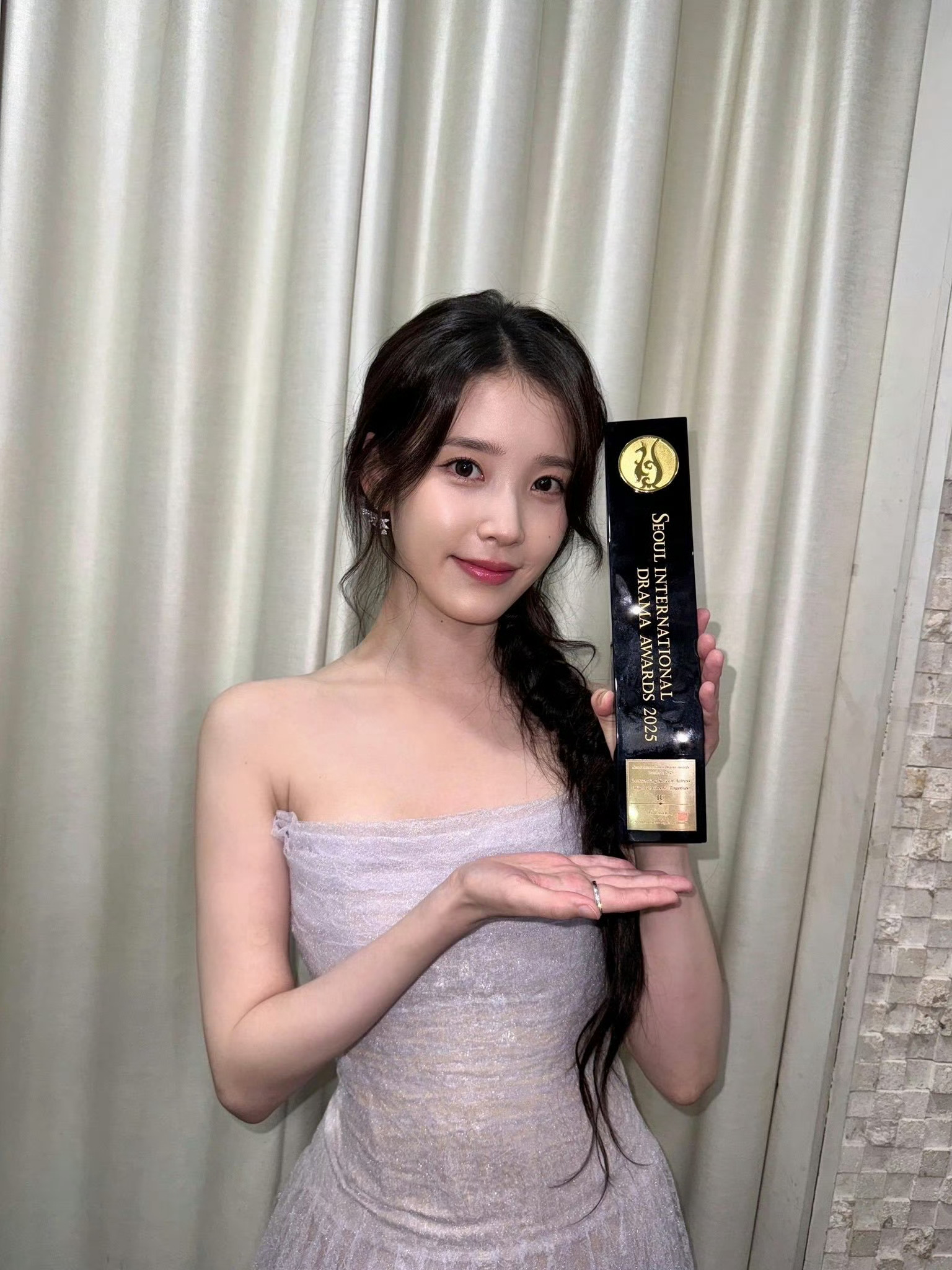 IU首尔电视剧大赏造型我老婆真是太美了，我给10分，10分！[干饭人] ​​​