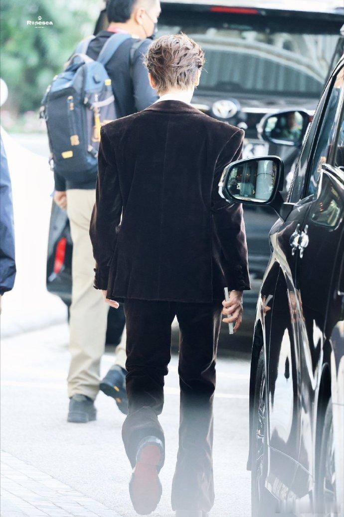 今日热搜预定！ 侯明昊 深v蛇骨链 造型一出，评论区直接炸锅，深 V 的身段和蛇