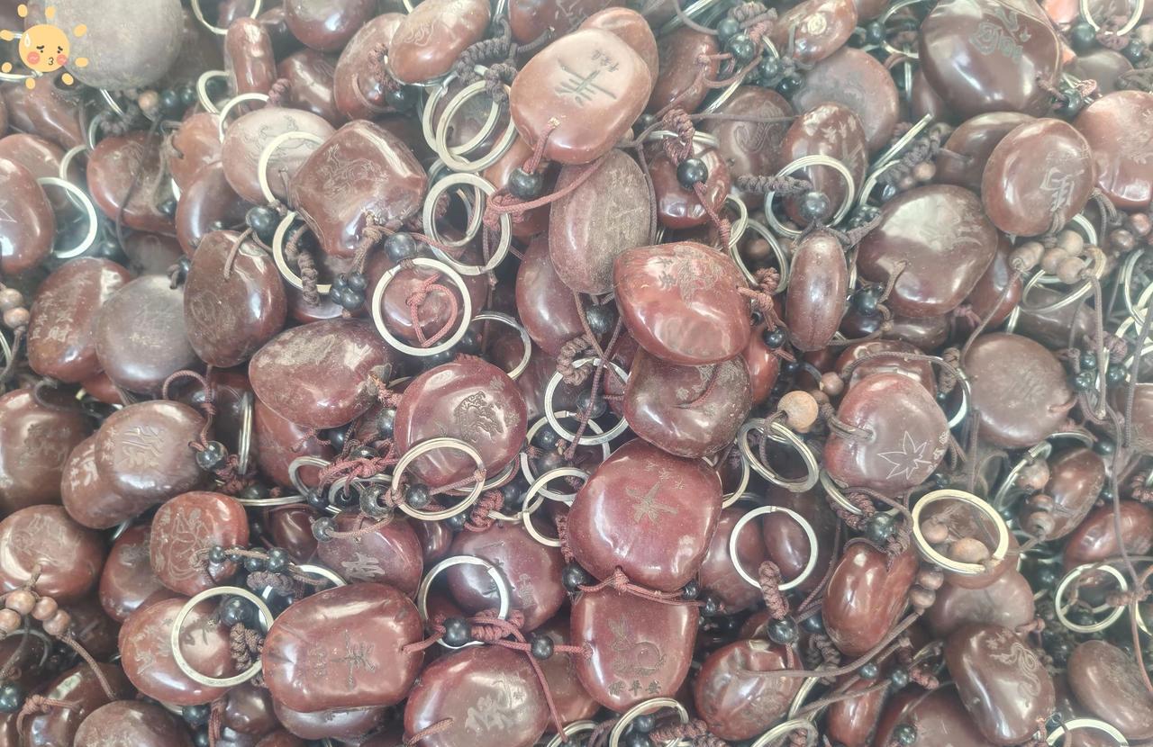 在街边发现堆积如山的三大袋不明物品，虽然看似偶然，但背后潜藏的风险并不能忽视。