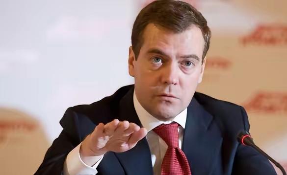 出大事了！英法援乌核武器，俄高层梅德韦杰夫公开表态，明确警告:俄军不排除动用核武