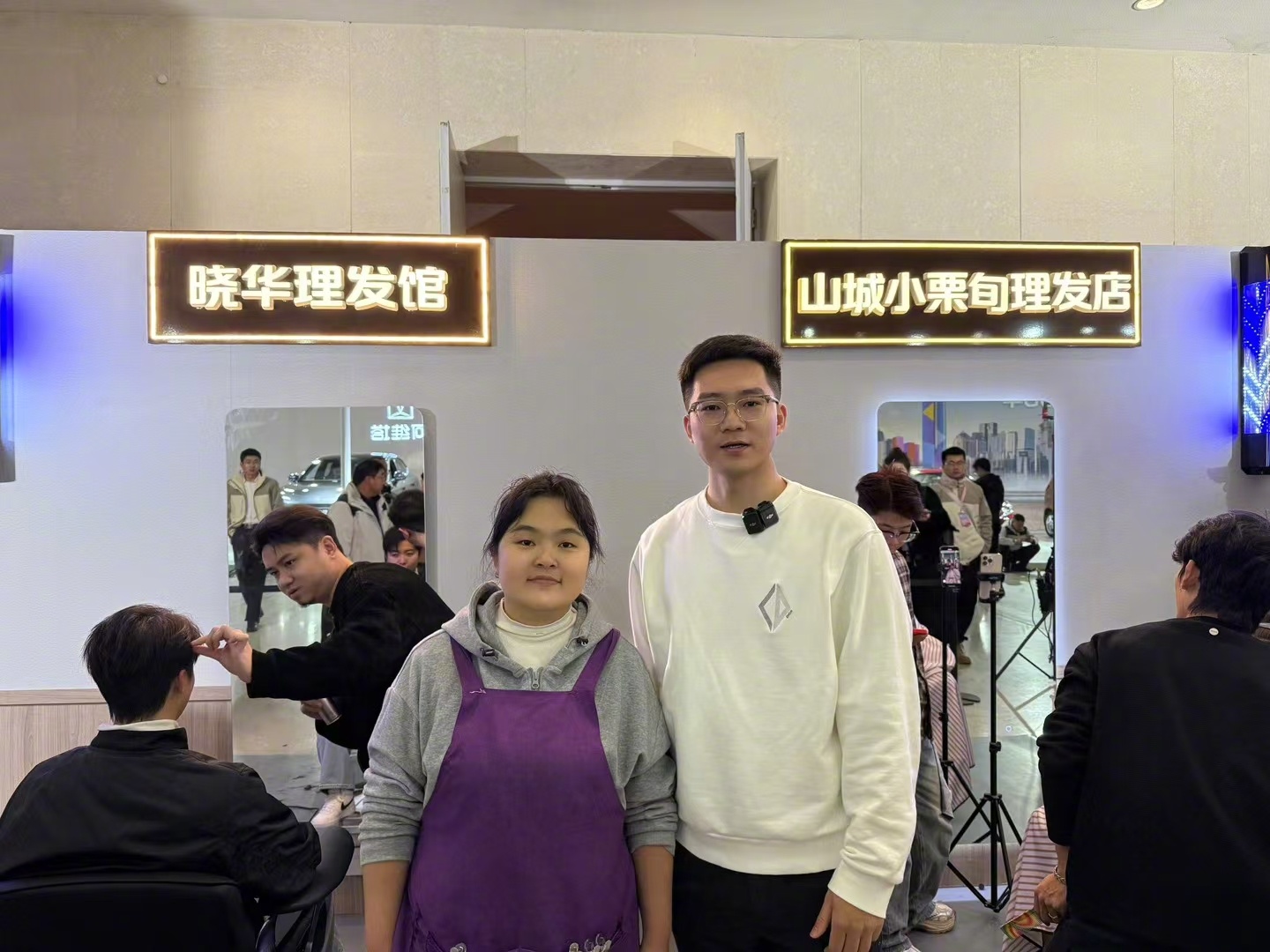 理发师晓华爆改外国人   前几天刚理发，没被晓华姐爆改。不过，她说我的发型师手艺
