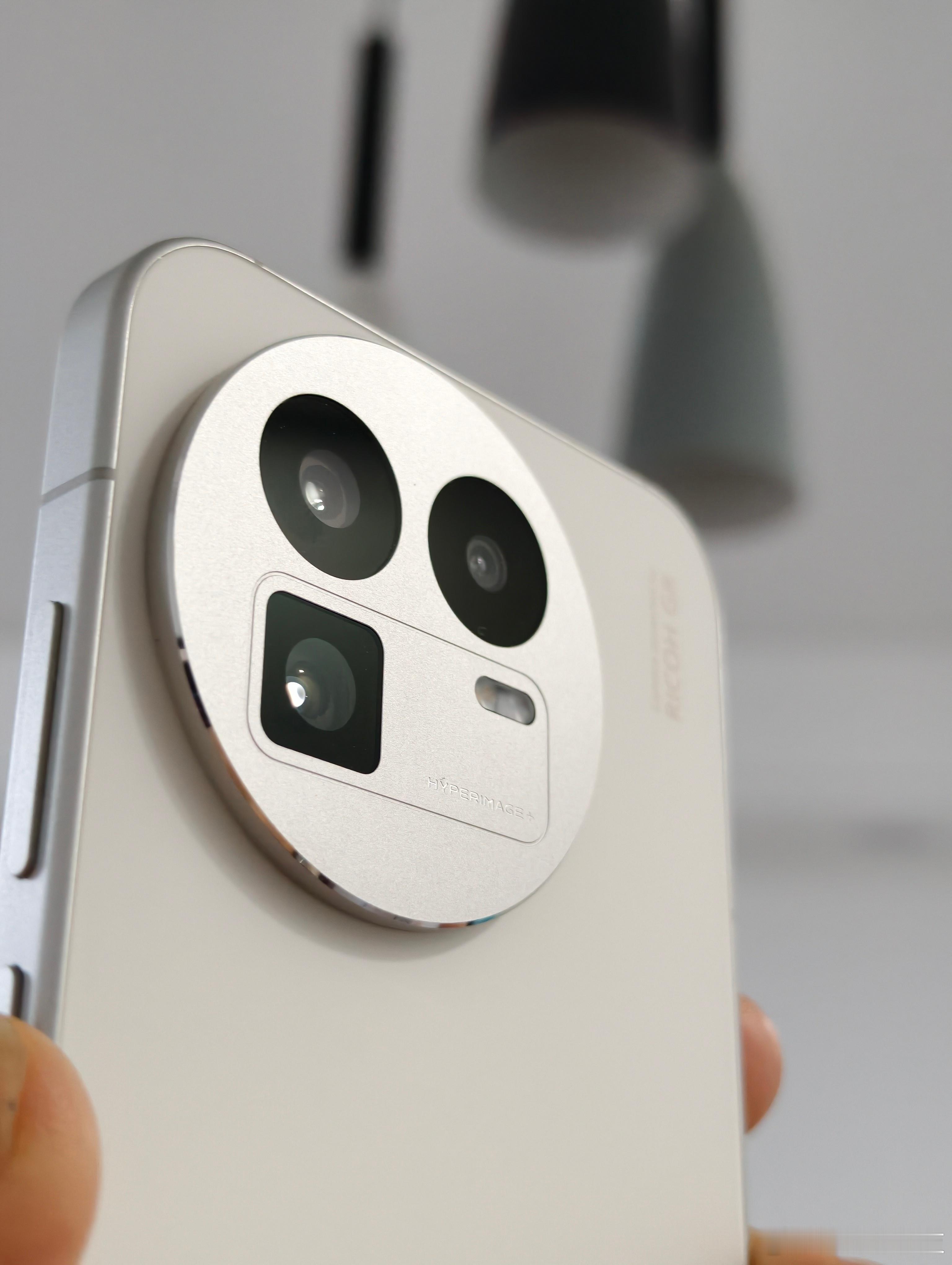 每次真我在设计上都很有自己的想法，能给行业带来惊喜，这次也不例外，甚至还很戳我的