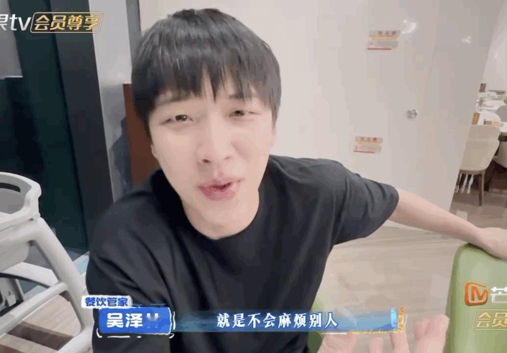 这种把照顾他人当成习惯的人，真的很难让人不爱，何老师太暖了。吴泽林说何炅是纯服务