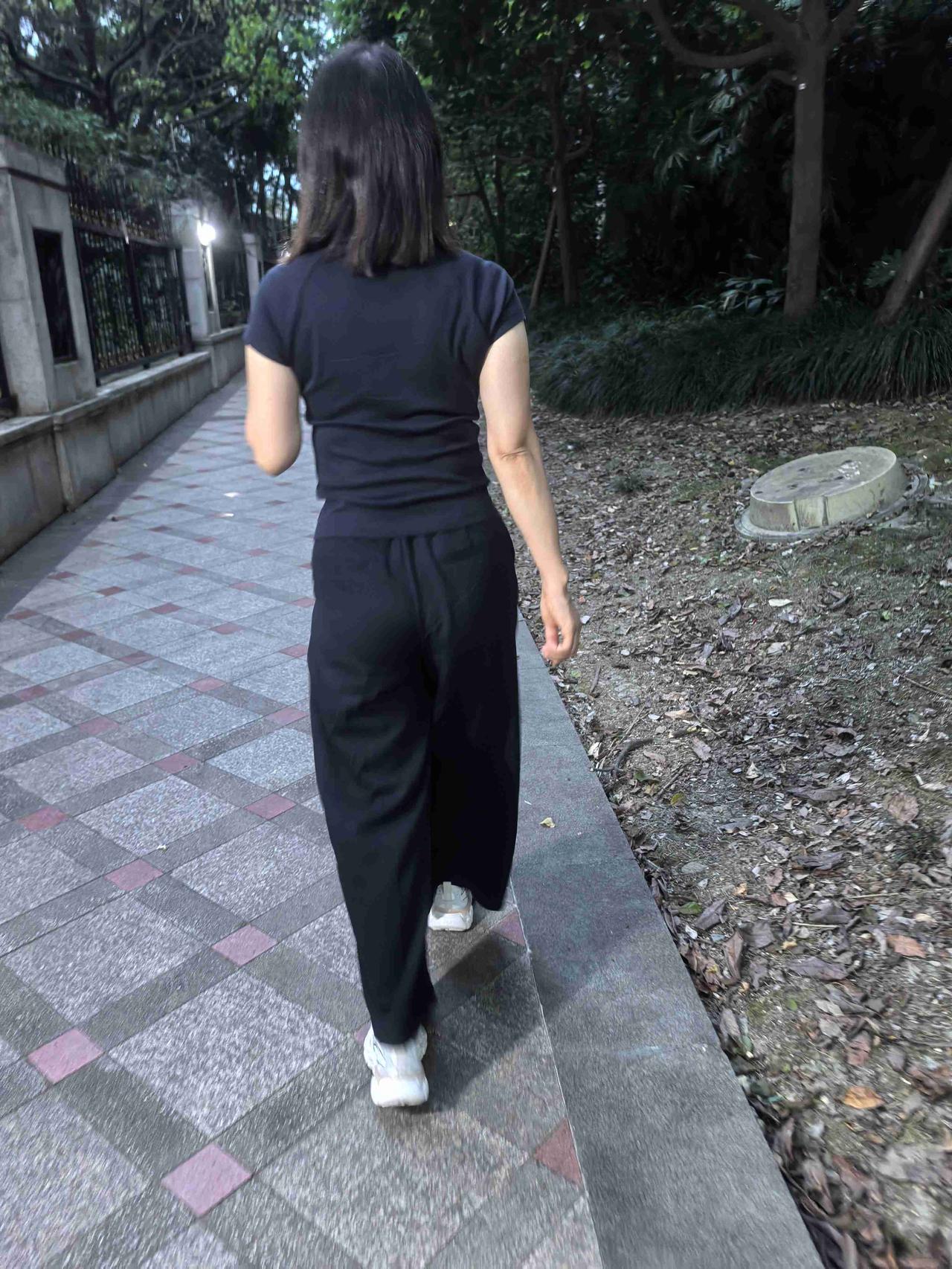 女人无论什么年龄，被人夸年轻，心里总是开心的。

昨天下午接小外孙女回家，在电梯