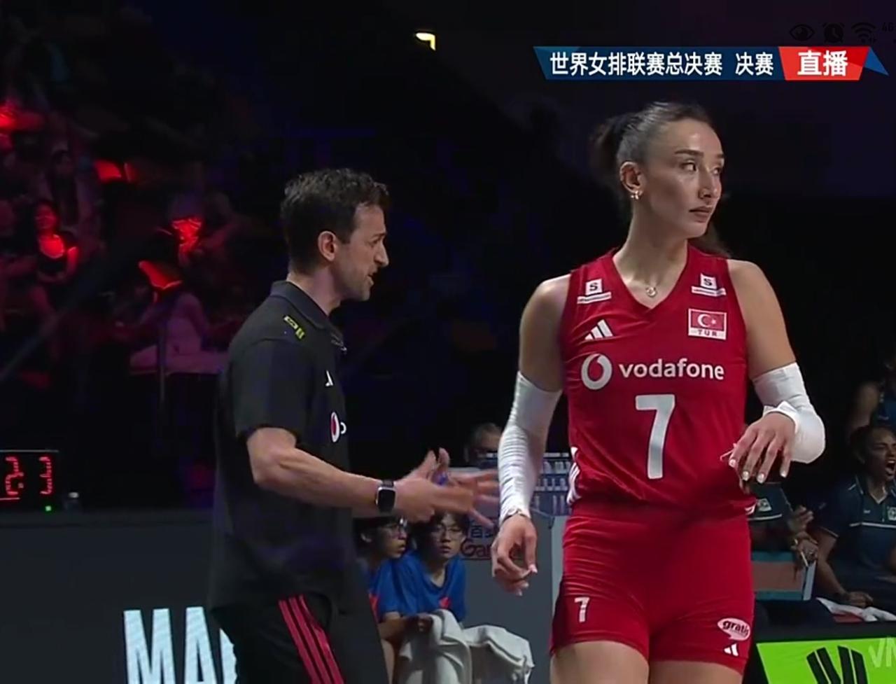 土耳其3-1逆转战胜巴西：勇夺女排冠军联赛的冠军奖杯
​
​        在刚