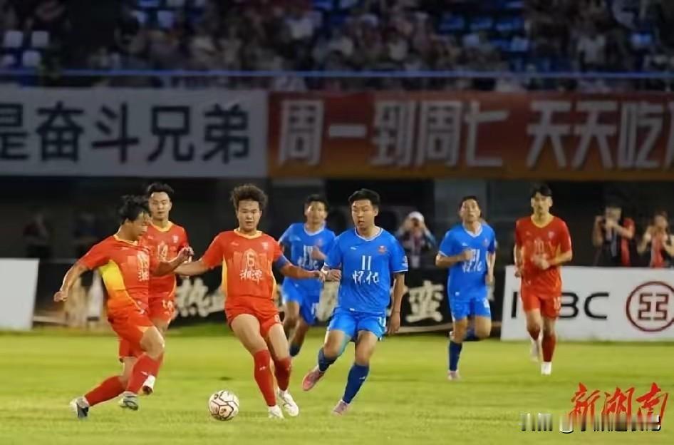 如果非要选一支湖南球队来支持，那我会选择湘超湘潭队。
 
韶山归属于湘潭管辖，这