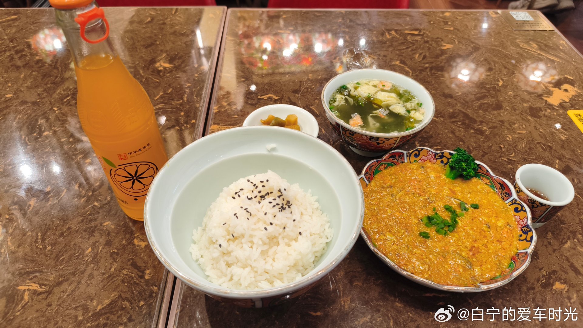 每到一个地方我都喜欢找找周围有什么当地的特色美食。今天在上海找了家吃蟹粉的，之前