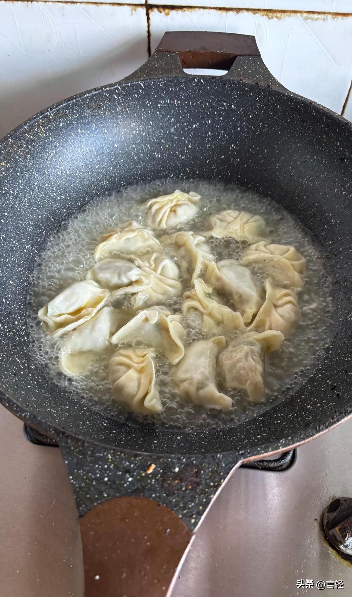 你以为的水饺
其实是水煎饺
简直太方便了
今天的晚餐