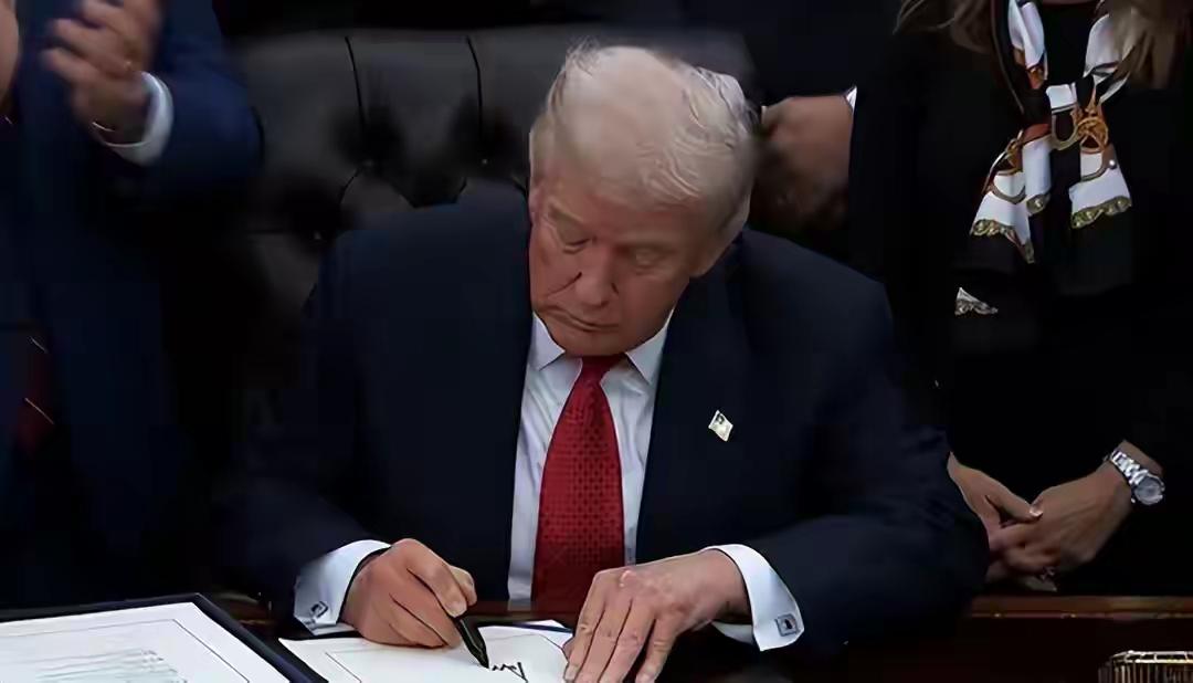 对欧盟的两面三刀，真该彻底断了它的幻想！特朗普刚对法国撂下200%关税狠话，马克